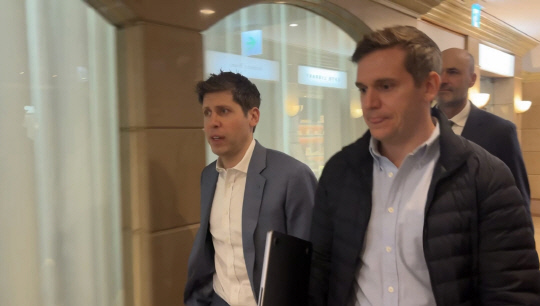 샘 울트먼(왼쪽) 오픈AI CEO가 4일 오전 서울 중구 더플라자 호텔 서울에서 취재진의 질문에 답변하고 있다. 유진아 기자